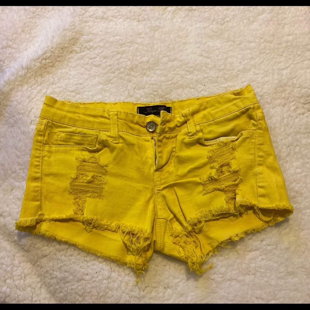 Yellow low rise short shorts